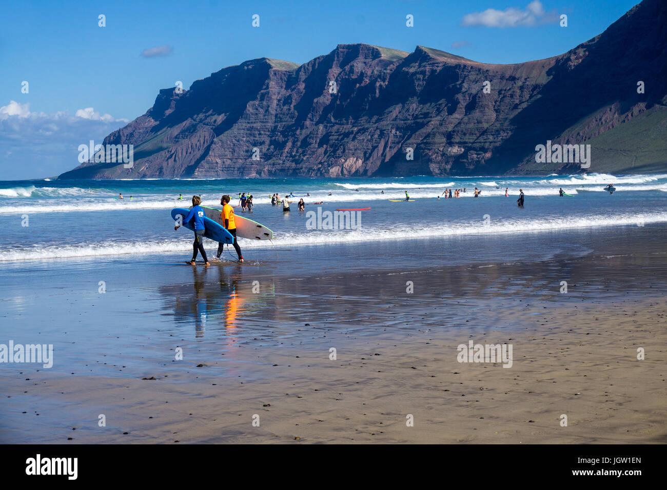 Il corpo del surfista a spiaggia di Famara, Famara montagne, La Caleta de Famara, Lanzarote, Isole canarie, Spagna, Europa Foto Stock