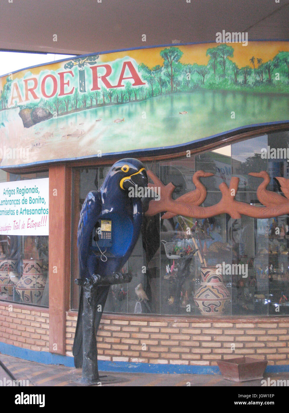Telefono pubblico in forma di Macaw, Bonito, Mato Grosso do Sul, Brasile Foto Stock