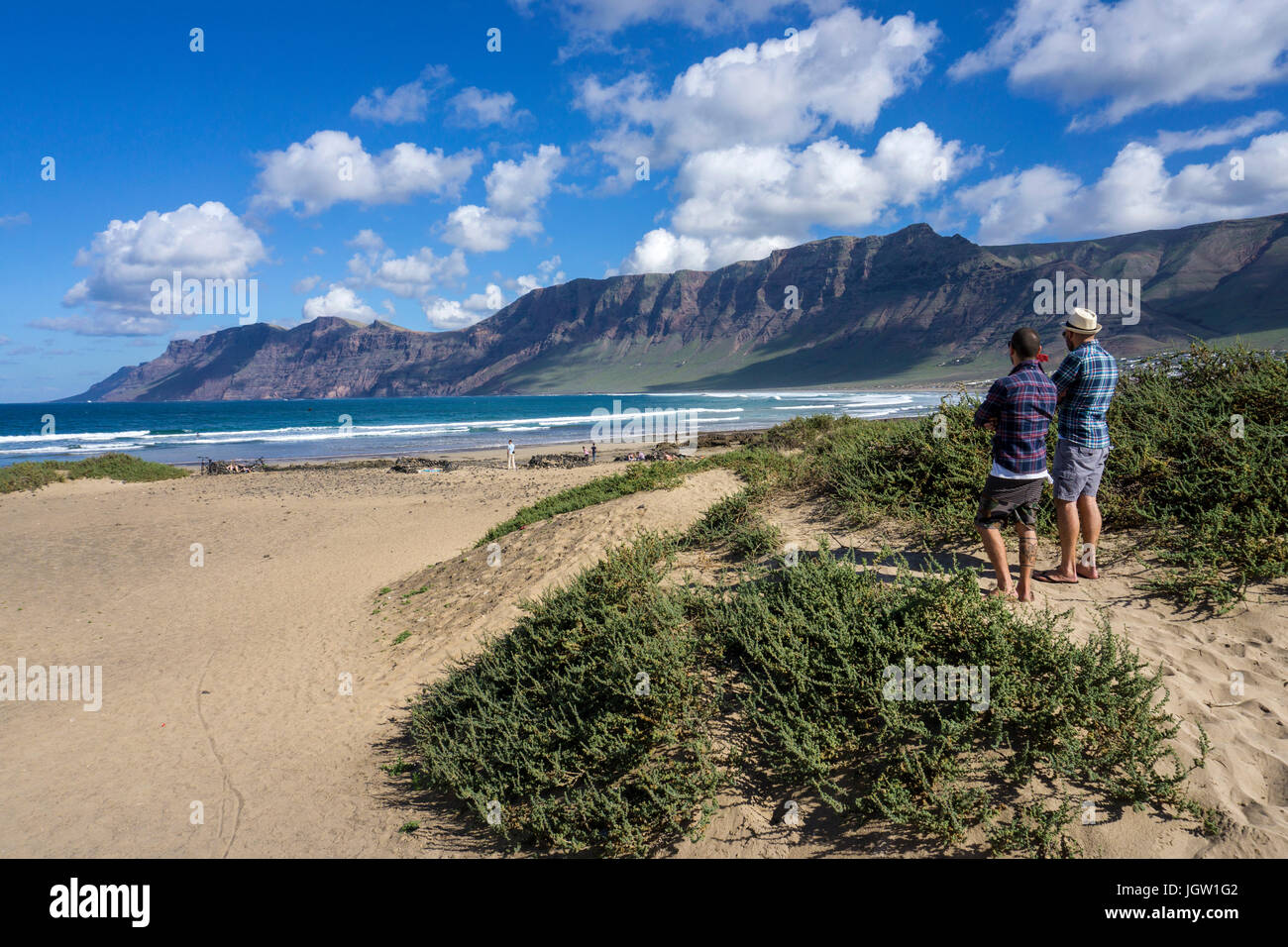 Le dune di sabbia a Playa de San Juan, dietro il Famara-cliff, La Caleta de Famara, Lanzarote, Isole canarie, Spagna, Europa Foto Stock