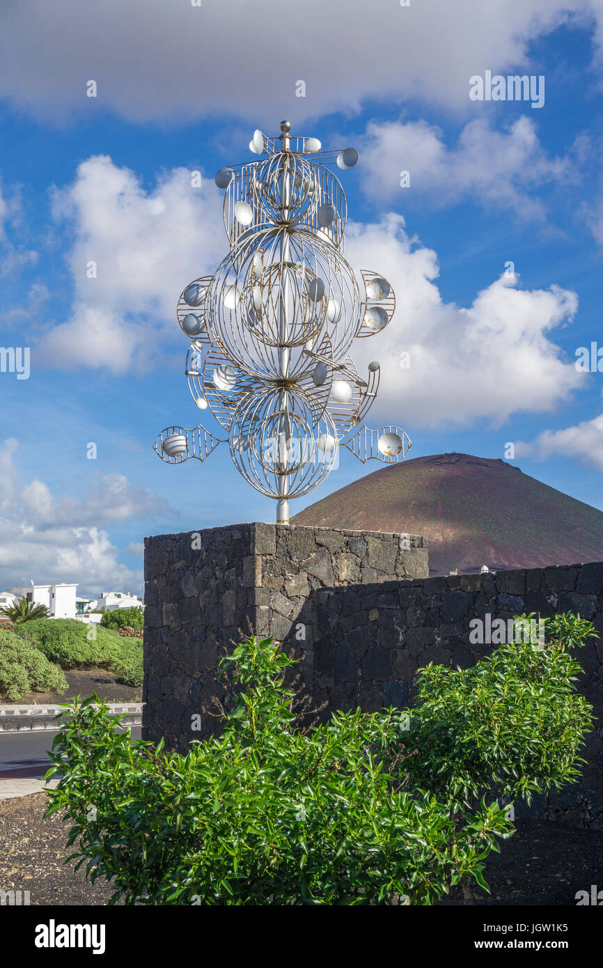 Silver Wind chime, scultura a un incrocio, uscire a Fundacion Cesar Manrique, Tahiche, Lanzarote, Isole canarie, Spagna, Europa Foto Stock