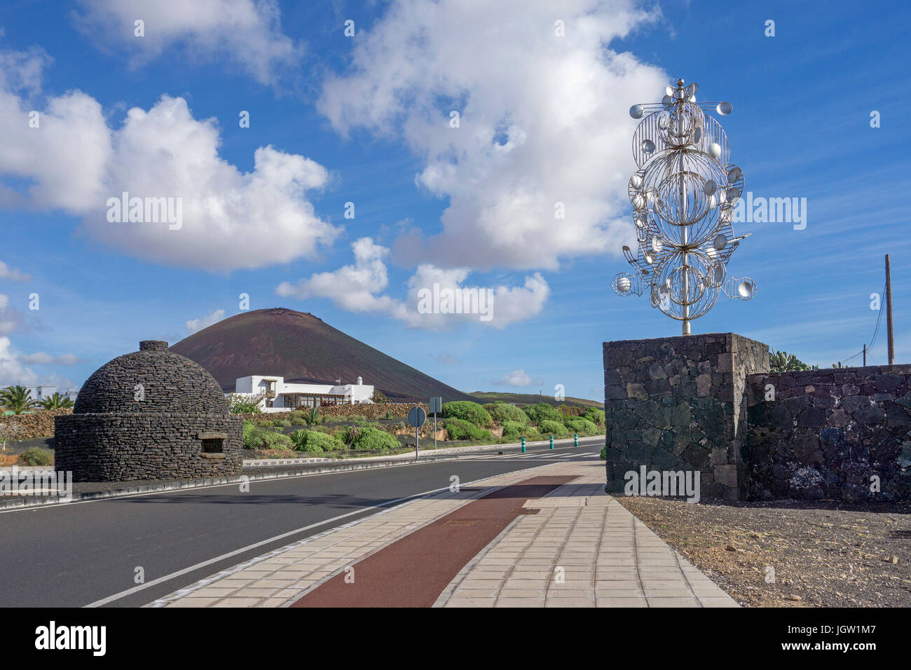 Silver Wind chime, scultura a un incrocio, uscire a Fundacion Cesar Manrique, Tahiche, Lanzarote, Isole canarie, Spagna, Europa Foto Stock