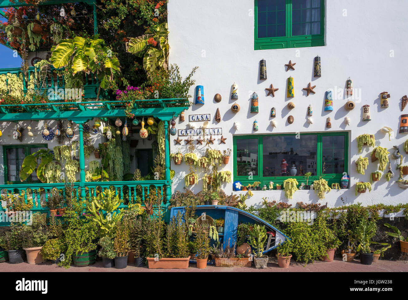 Casa residenziale con piante decorazione, Punta Mujeres, villaggio di pescatori a nord dell'isola di Lanzarote, Isole canarie, Spagna, Europa Foto Stock