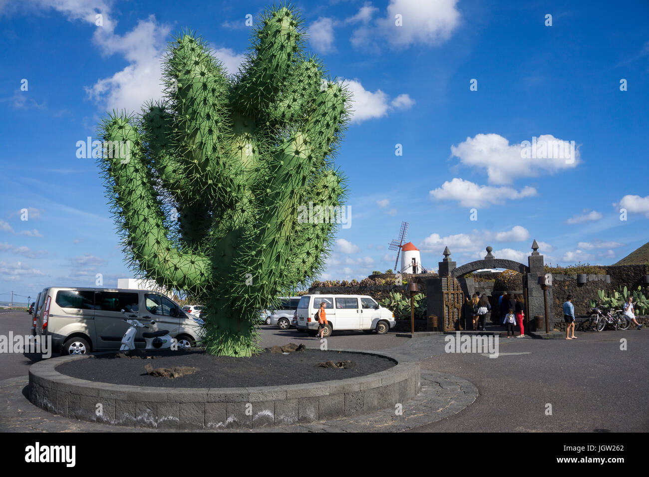 Giant cactus artificiale all ingresso del giardino dei cactus, Jardin de Cactus, Guatiza, Lanzarote, Isole canarie, Spagna, Europa Foto Stock