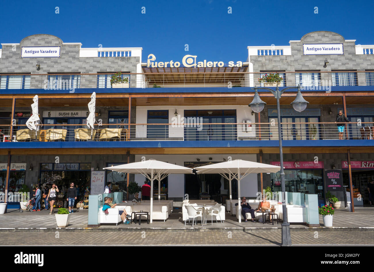 Negozio di caffè e negozi presso il lungomare del porto, porto degli yacht, Puerto Calero, Lanzarote, Isole canarie, Spagna, Europa Foto Stock