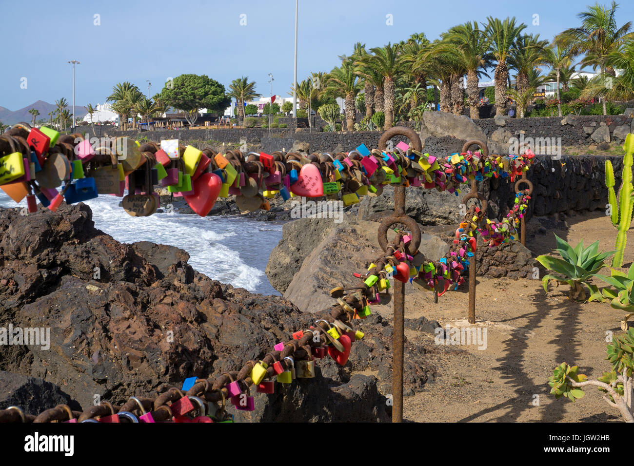 Amore gli armadietti appeso sulla catena a Playa Grande, grande spiaggia di Puerto del Carmen, Lanzarote, Isole canarie, Spagna, Europa Foto Stock