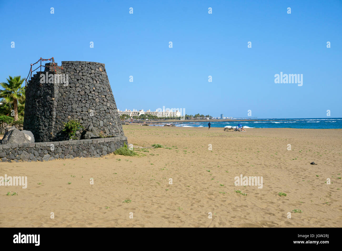 Storica torre di guardia a Playa Matagorda, grande spiaggia di Puerto del Carmen, Lanzarote, Isole canarie, Spagna, Europa Foto Stock
