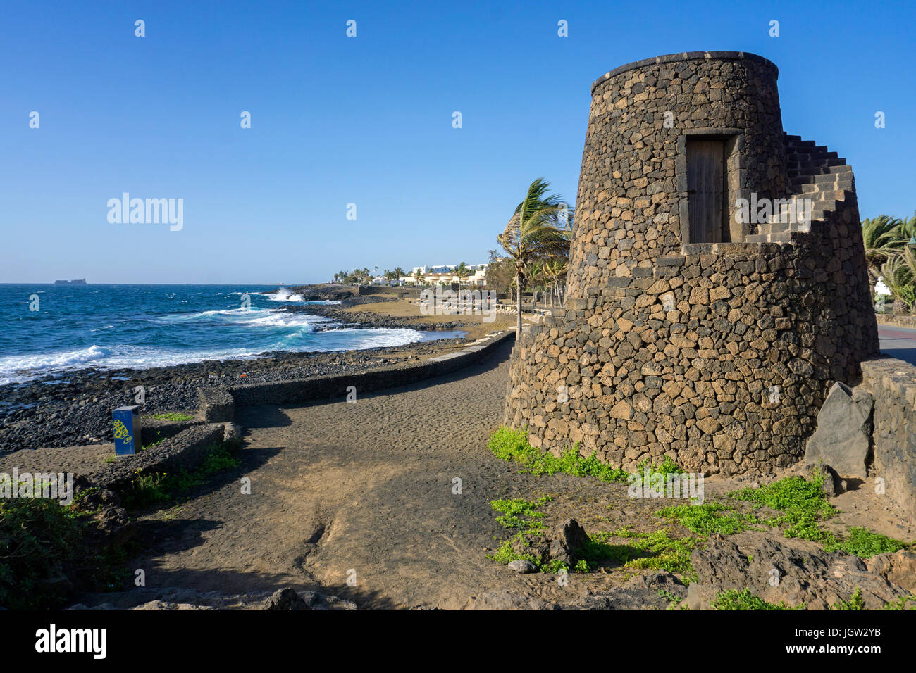 Storica torre di guardia a Playa Bastian, Costa Teguise, Lanzarote, Isole canarie, Spagna, Europa Foto Stock