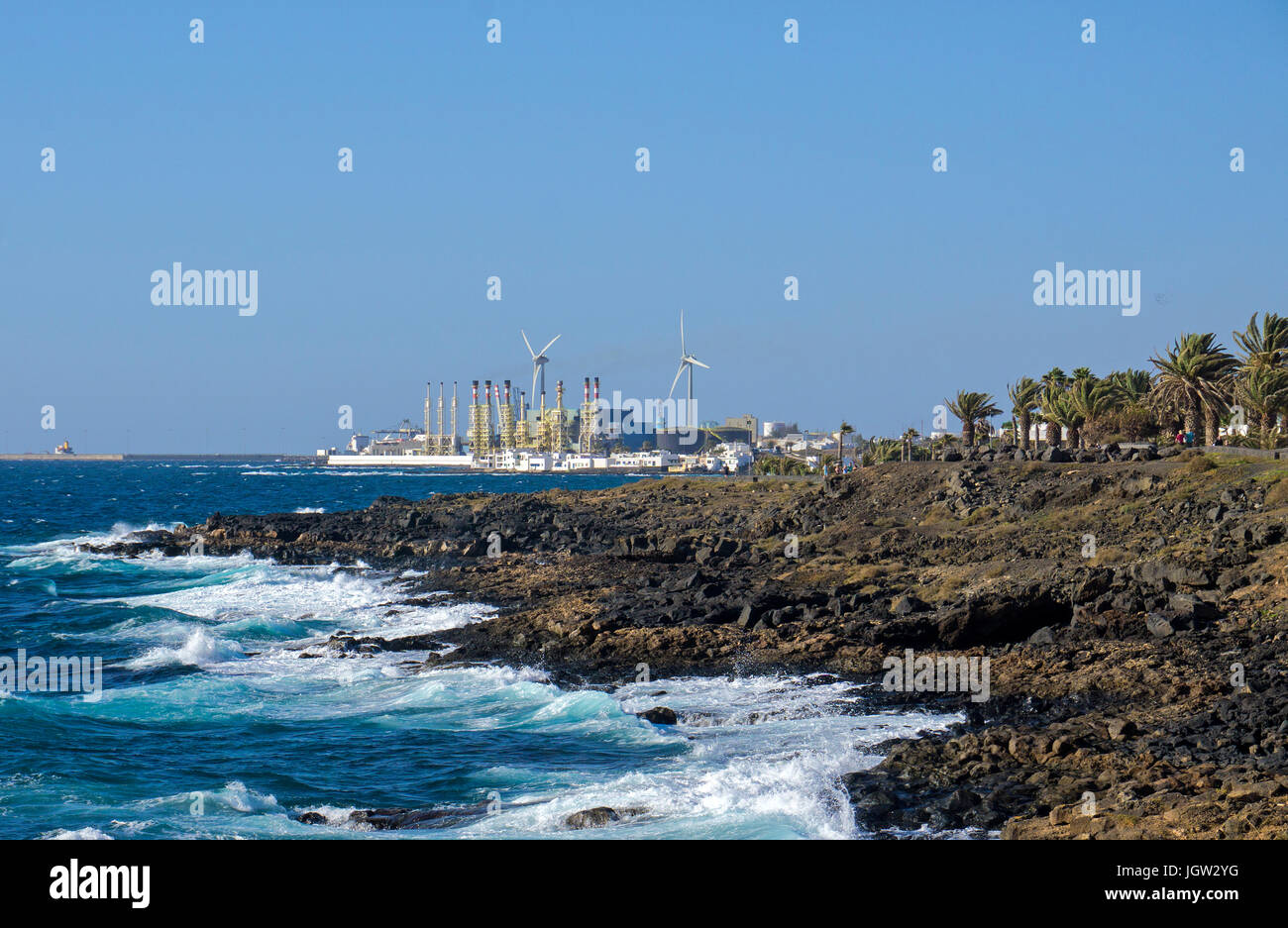 Vista dalla costa rocciosa di Teguise su impianto di desalinizzazione di Arrecife, Isole canarie, Spagna, Europa Foto Stock