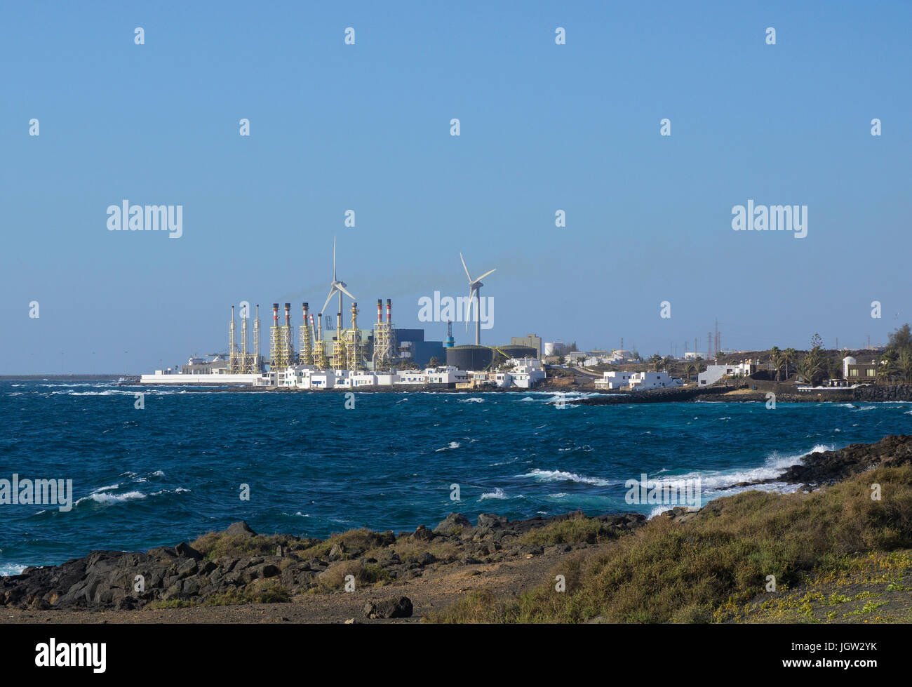 Vista dalla costa rocciosa di Teguise su impianto di desalinizzazione di Arrecife, Isole canarie, Spagna, Europa Foto Stock