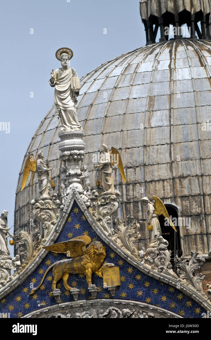 La Patriarcale Basilica Cattedrale di San Marco, Venezia. Dettaglio del timpano mostra Venezia patrono dell apostolo San Marco con angeli. Foto Stock