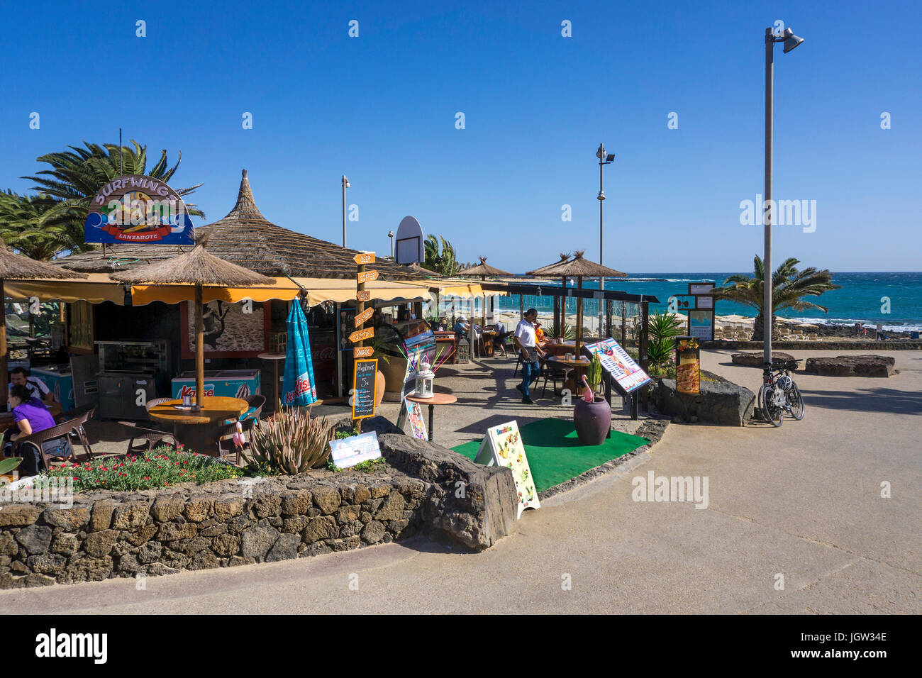 Ristorante sulla spiaggia presso il lungomare di Playa de Las Cucharas, Costa Teguise, Lanzarote, Isole Canarie, Europa Foto Stock