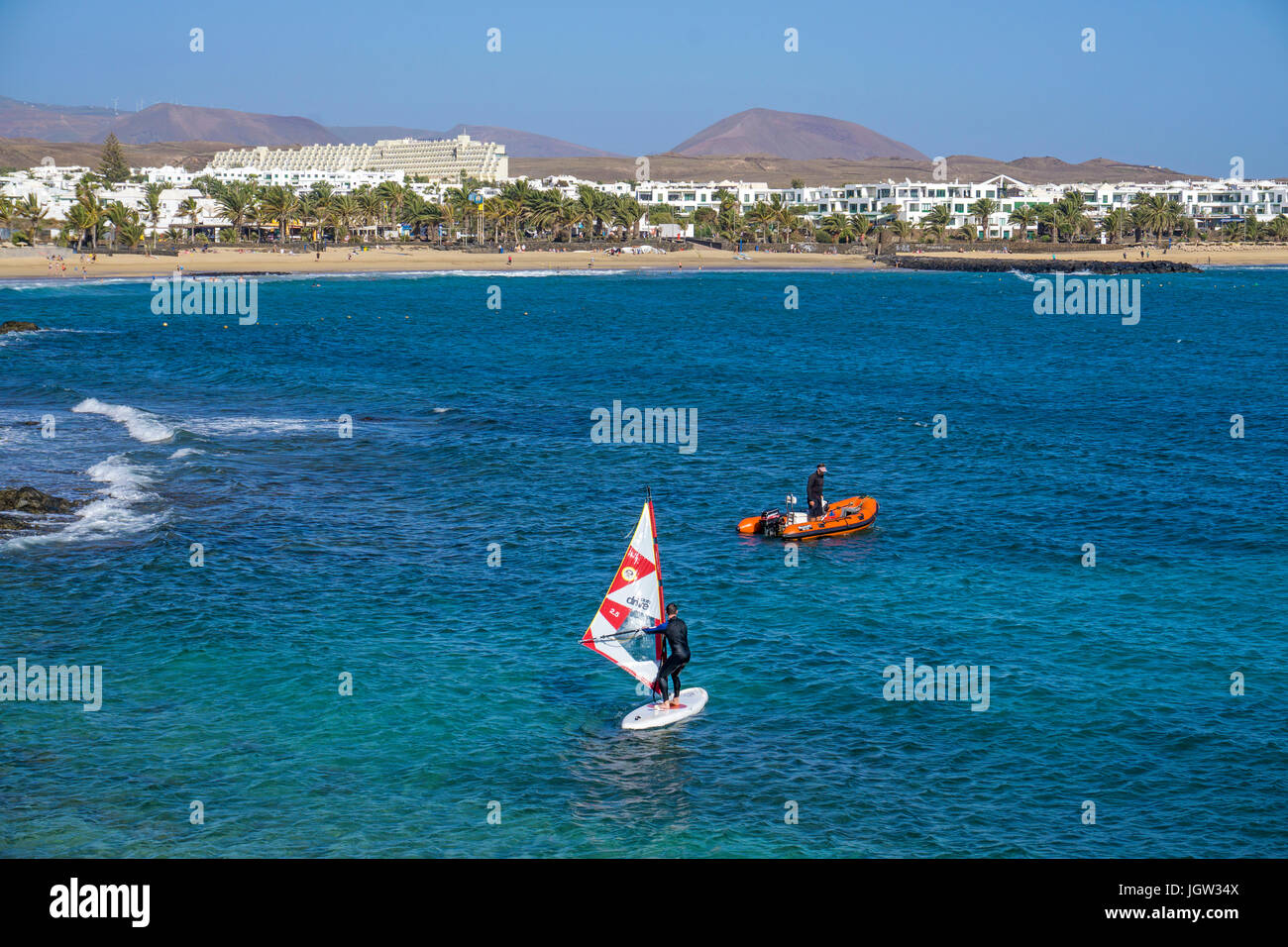 Wind Surf a Playa de Las Cucharas, spiaggia balneare a Costa Teguise, Lanzarote, Isole Canarie, Europa Foto Stock