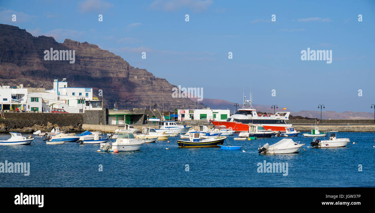 Porto di pesca del villaggio Orzola, punto di partenza per il traghetto andirivieni di La Graciosa island, Lanzarote, Isole Canarie, Europa Foto Stock