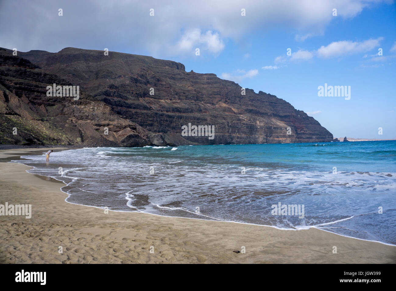 Strand bei orzola und das famara-massiv, Lanzarote, kanarische isole, europa | Spiaggia a orzola e montagne di famara, Lanzarote, Isole canarie, europ Foto Stock