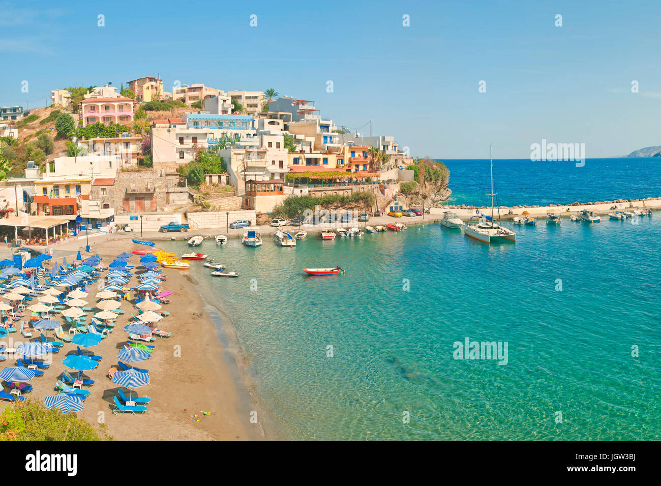 Vista panoramica della spiaggia, case e marina di piccole città greca dal mare Mediterraneo, Bali, Creta, Grecia Foto Stock