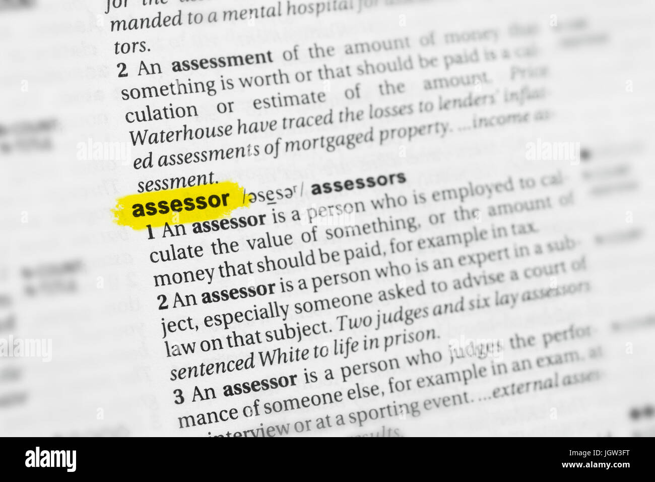 Sottolineato parola inglese 'l'assessore' e la sua definizione al dizionario. Foto Stock