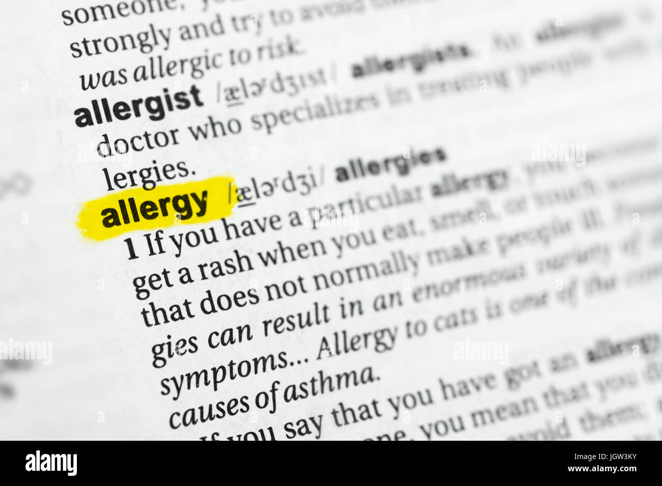 Sottolineato parola inglese "allergy' e la sua definizione al dizionario. Foto Stock