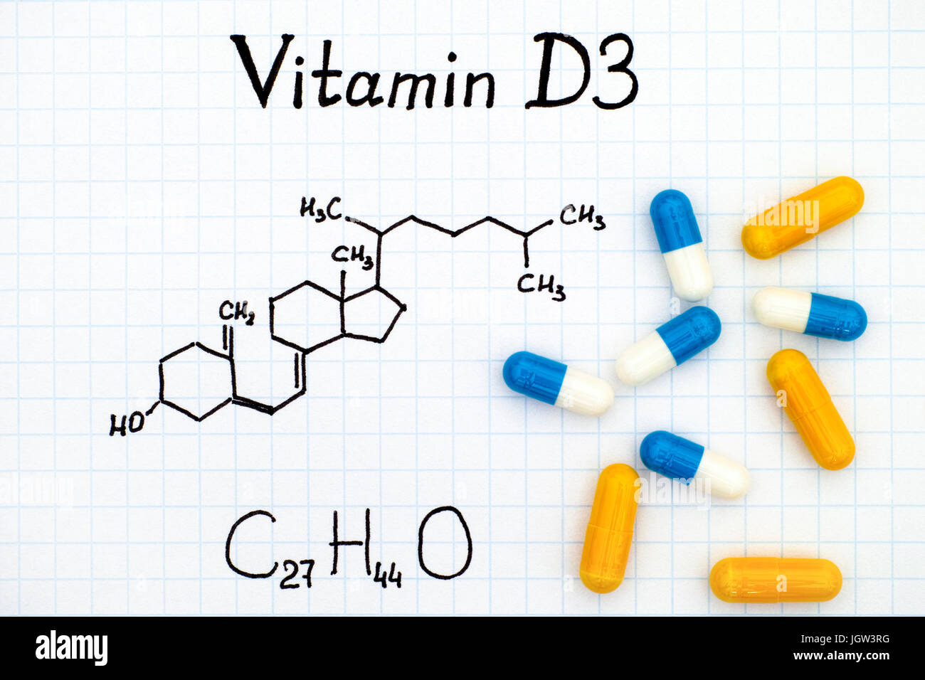 Formula chimica della vitamina D3 e alcune pillole. Foto Stock