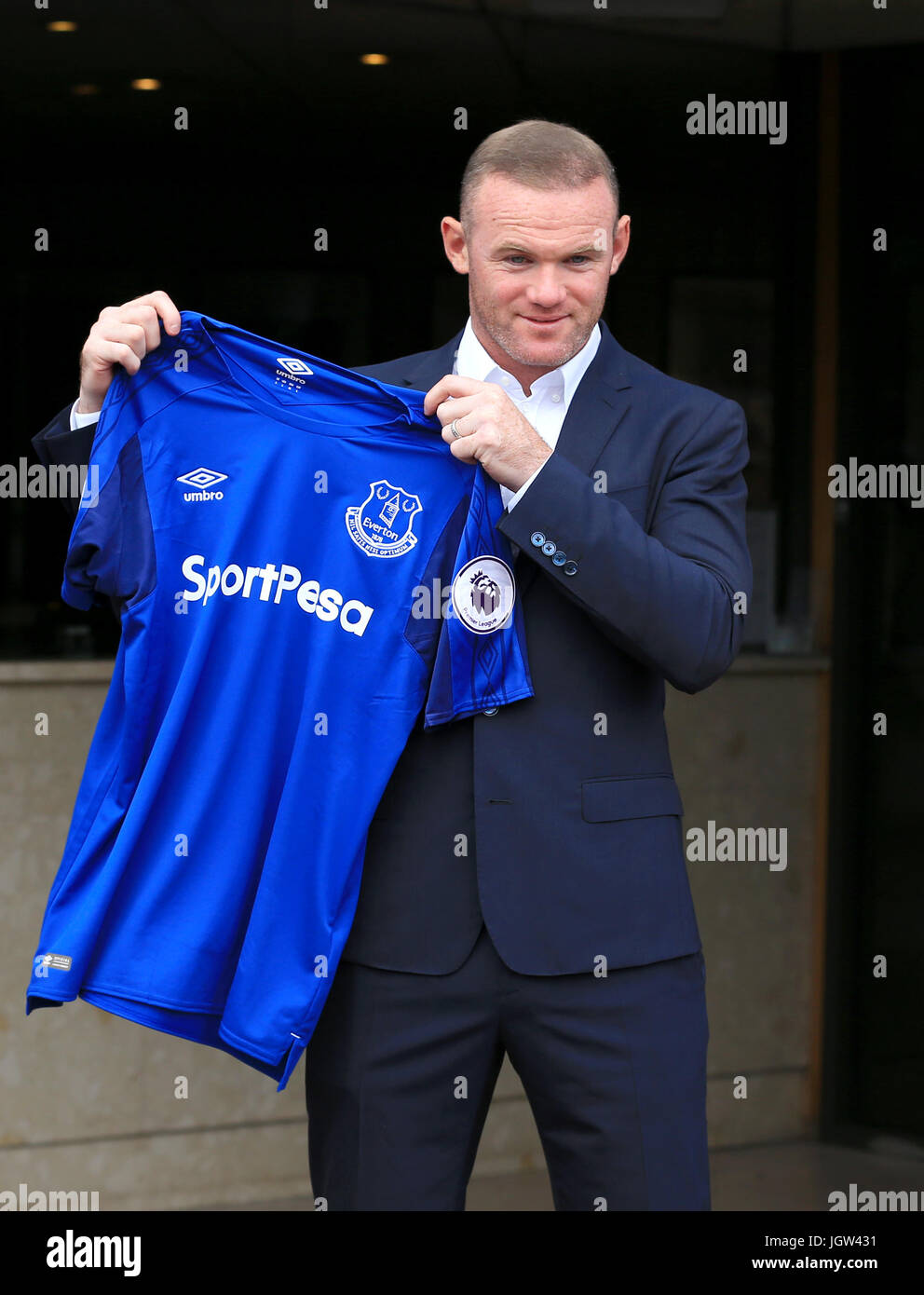 Nuova firma di Everton Wayne Rooney contiene un Everton shirt dopo la conferenza stampa al Goodison Park di Liverpool. Foto Stock