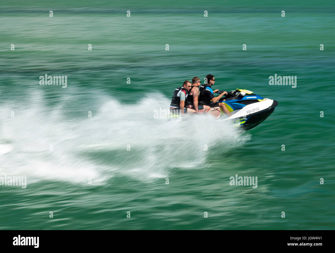 Tre uomini su un jet ski. Foto Stock