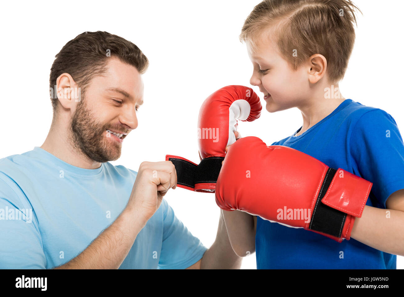 Ritratto di Padre aiutando il suo figlio a mettere su boxer guanti isolati su bianco Foto Stock