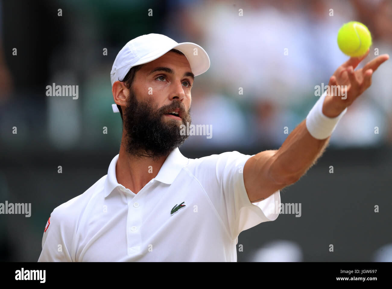 Benoit Paire in azione contro Andy Murray il giorno sette dei campionati di Wimbledon al All England Lawn Tennis e Croquet Club, Wimbledon. Stampa foto di associazione. Picture Data: lunedì 10 luglio, 2017. Vedere PA storia il tennis a Wimbledon. Foto di credito dovrebbe leggere: Adam Davy/filo PA. Restrizioni: solo uso editoriale. Nessun uso commerciale senza il previo consenso scritto della AELTC. Immagine ancora utilizzare solo - Assenza di immagini in movimento per emulare broadcast. Nessuna sovrapposizione o rimozione di sponsor/annuncio loghi. Foto Stock