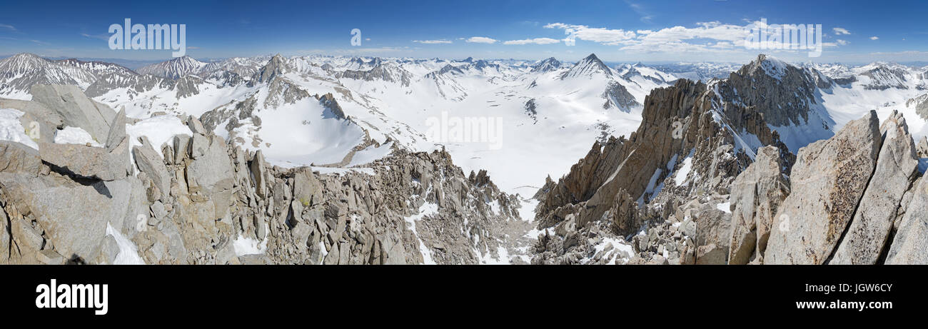 Un panorama innevato dalla cima del monte Dade nelle montagne della Sierra Nevada della California Foto Stock