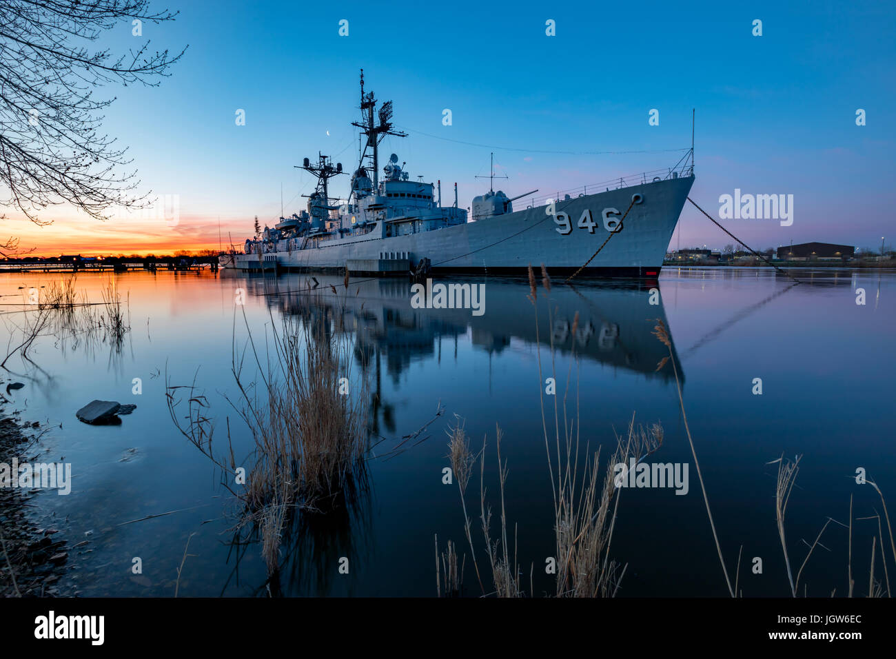 USS Edson ormeggiata in Bay City, Michigan all'alba. Un Forrest Sherman-class destroyer, ex del Navy US è disponibile per le visite. Foto Stock