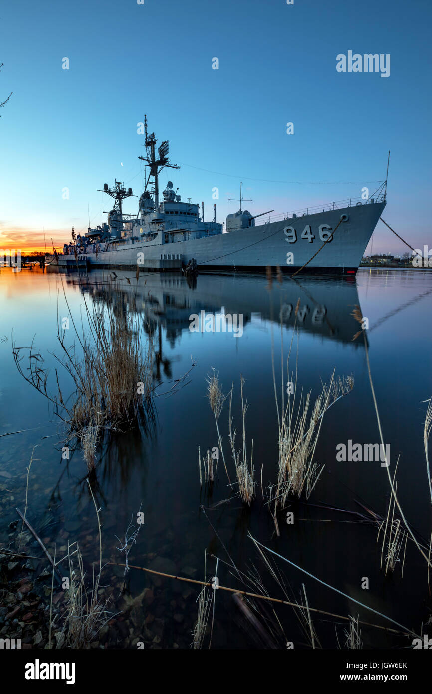 USS Edson ormeggiata in Bay City, Michigan all'alba. Un Forrest Sherman-class destroyer, ex del Navy US è disponibile per le visite. Foto Stock