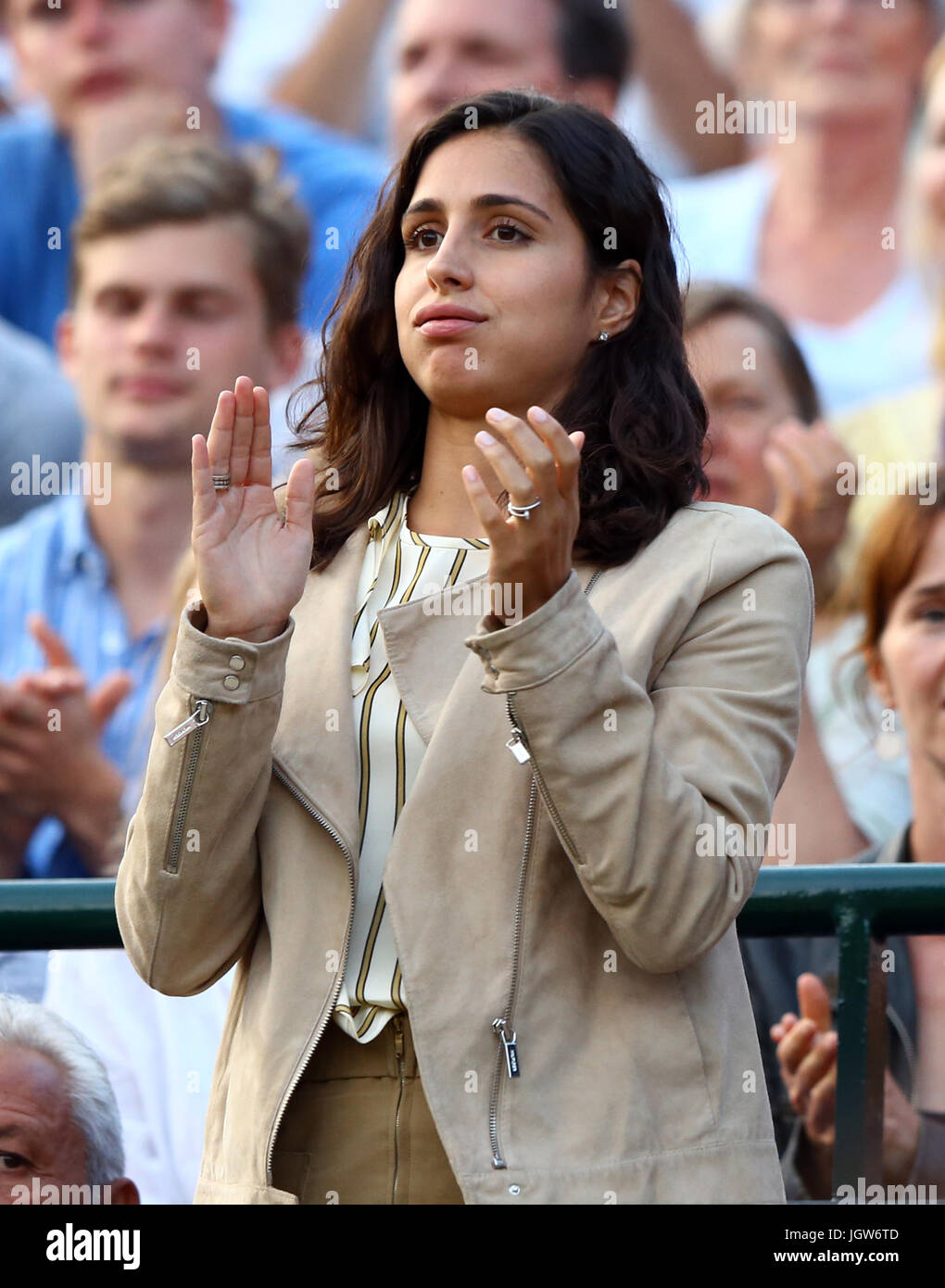 Rafael Nadal di fidanzata Xisca Perello orologi lui in azione contro Gilles Muller il giorno sette dei campionati di Wimbledon al All England Lawn Tennis e Croquet Club, Wimbledon. Foto Stock