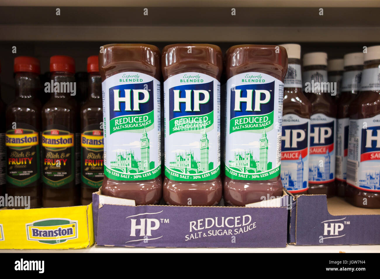 Bottiglie di HP sale ridotto e salsa di zucchero per la vendita su uno scaffale di supermercato NEL REGNO UNITO Foto Stock
