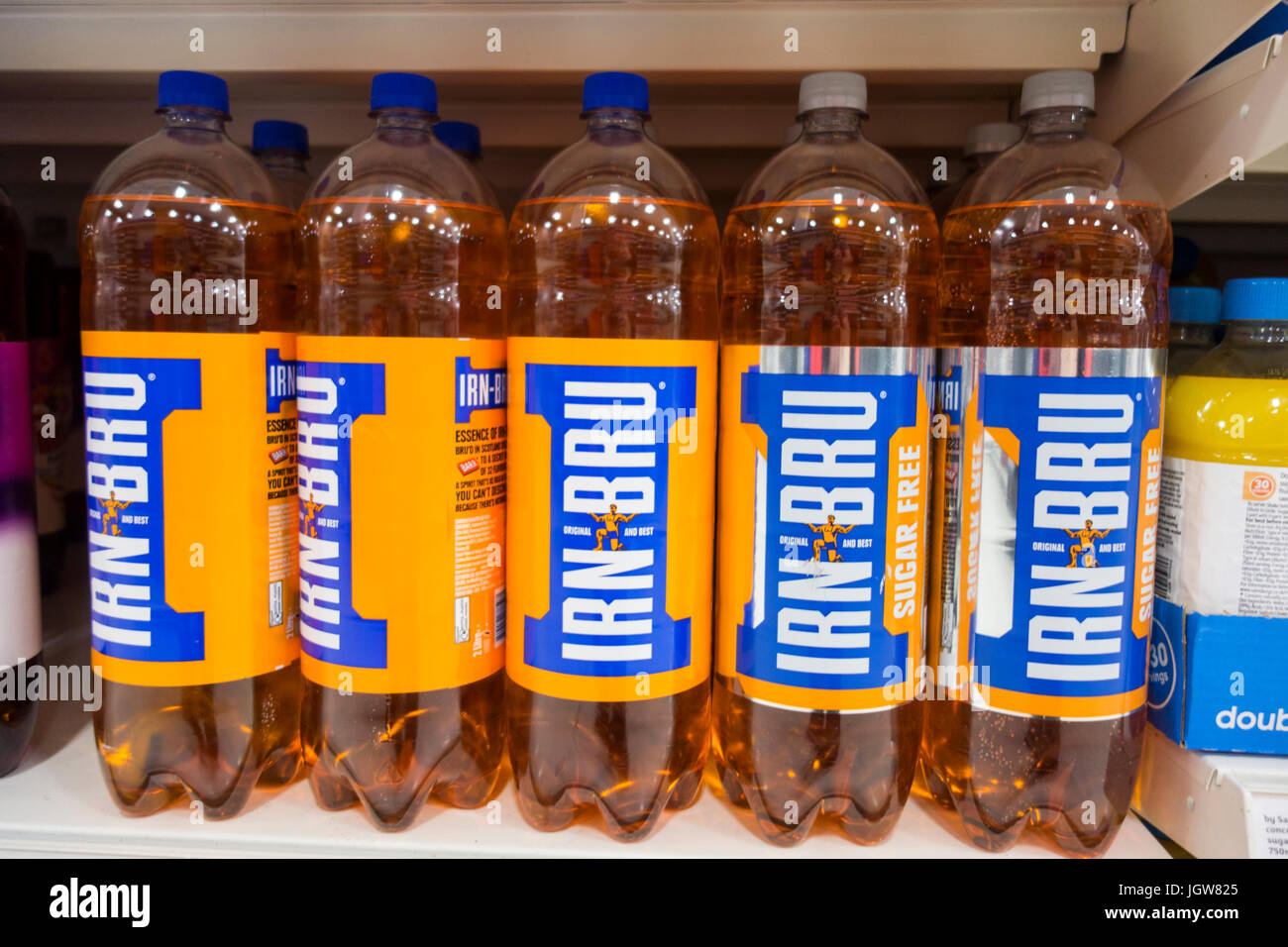 Bottiglie di Irn-Bru per la vendita su uno scaffale di supermercato NEL REGNO UNITO Foto Stock