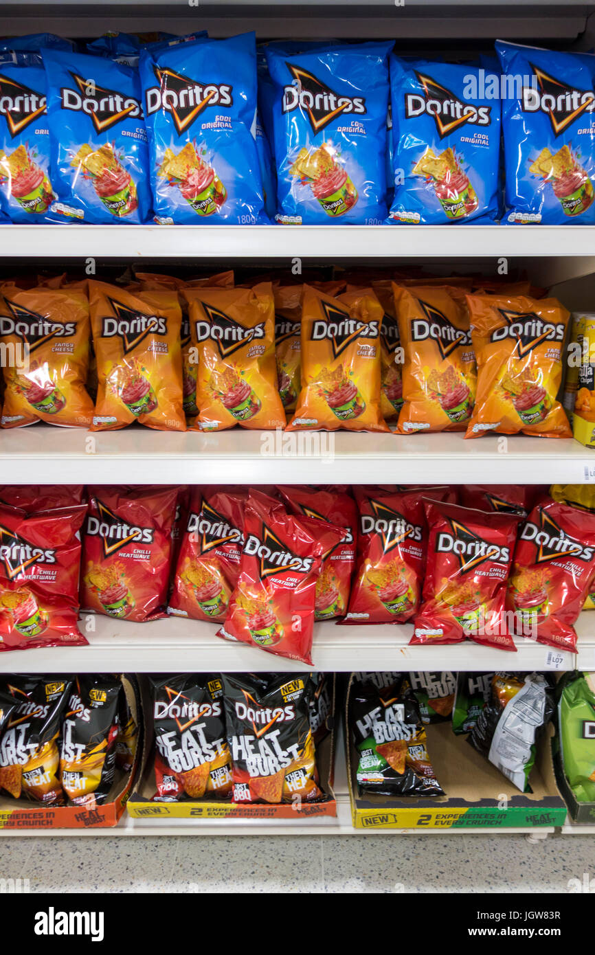Sacchetti di Doritos tortilla croccantini per la vendita su uno scaffale di supermercato NEL REGNO UNITO Foto Stock