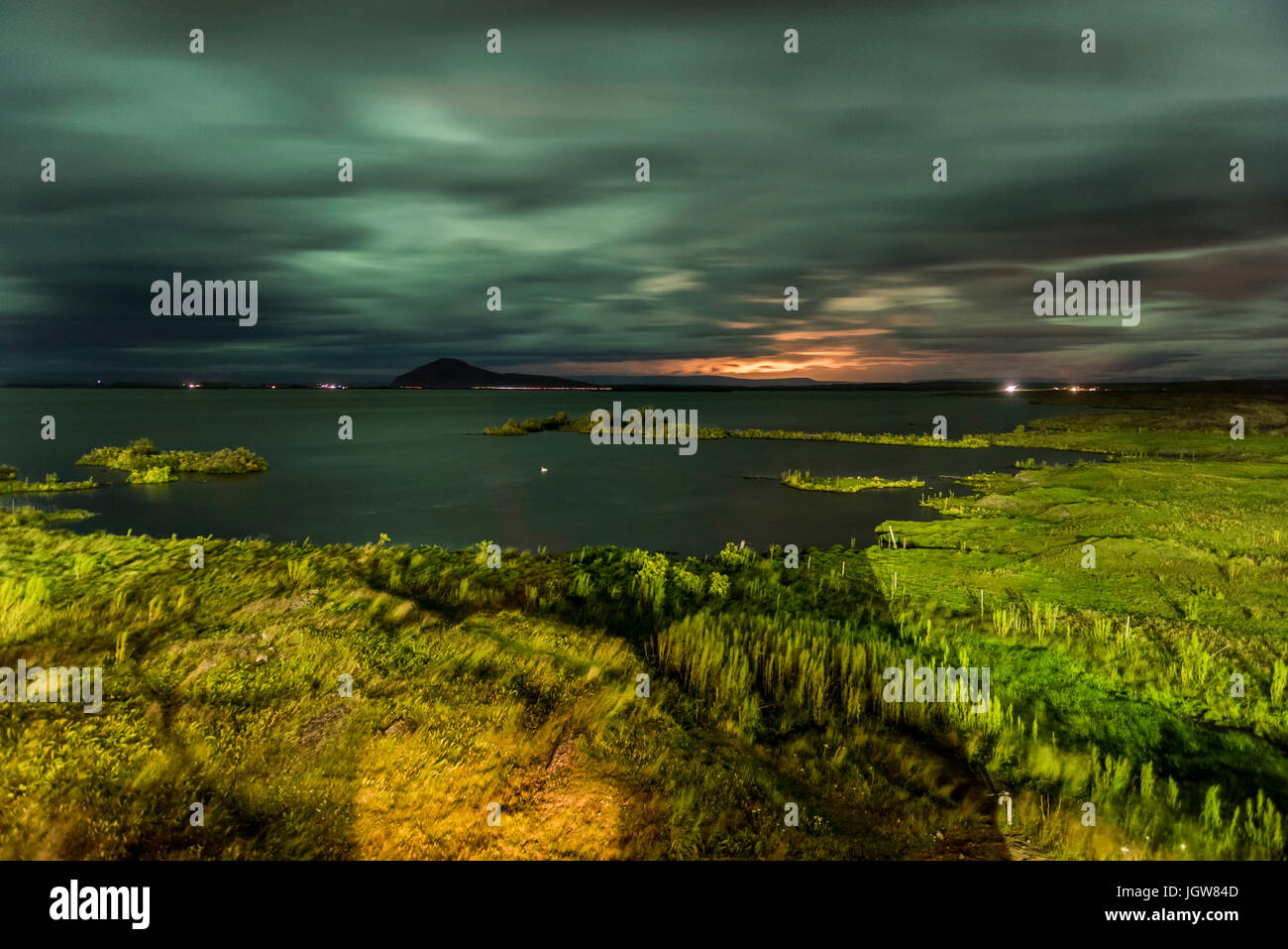 Corpo di acqua di lago vicino alla terra di erba Foto Stock