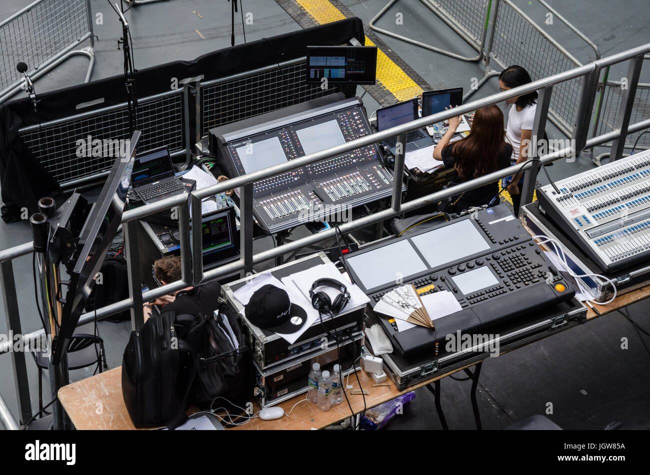 Audio visivo del centro di controllo presso il London Olympia durante il London Festival coreano. Foto Stock