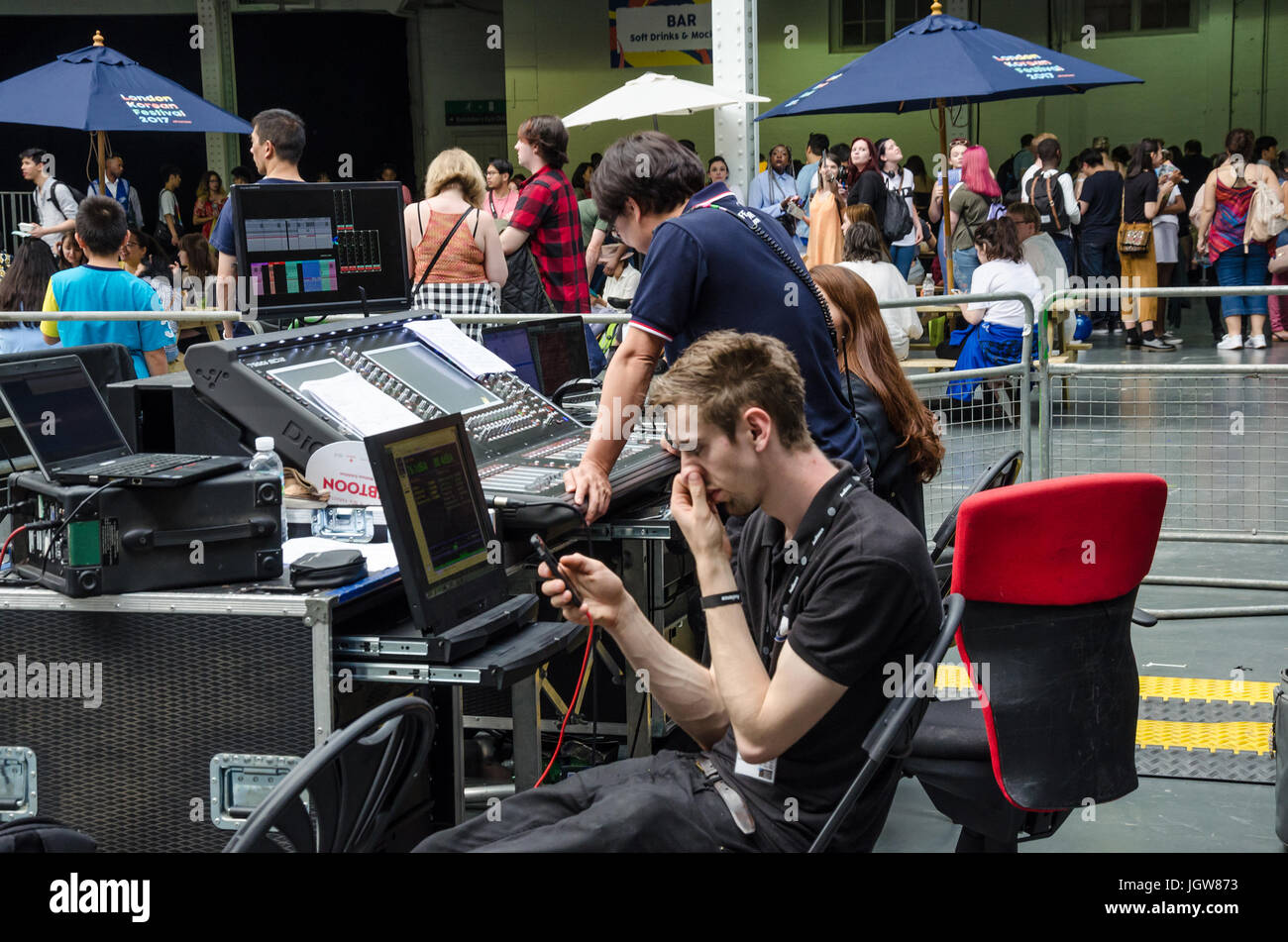 Audio visivo del centro di controllo presso il London Olympia durante il London Festival coreano. Foto Stock