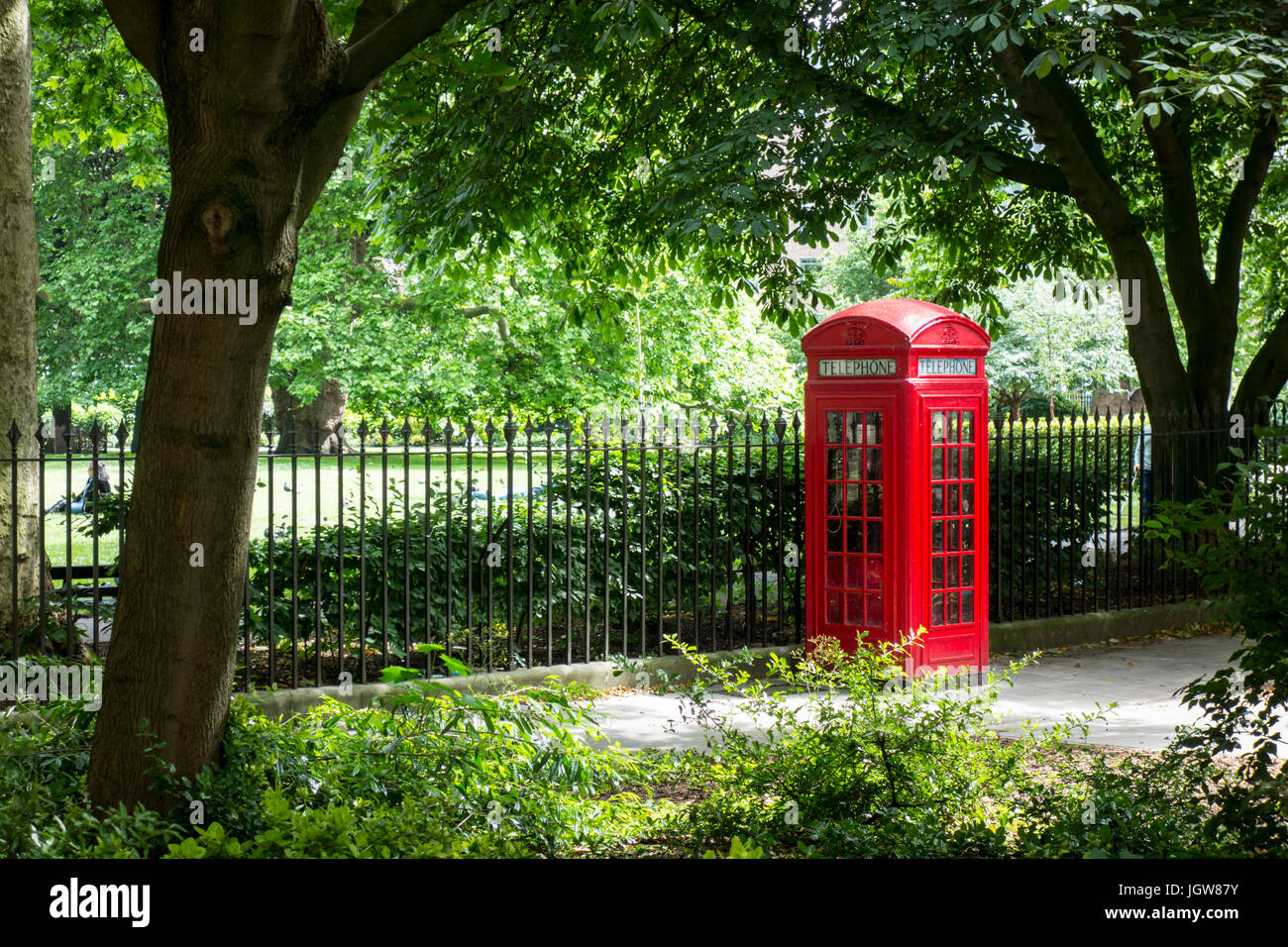 Telefono tradizionale casella al di fuori di Brunswick Square Gardens, London, Regno Unito Foto Stock