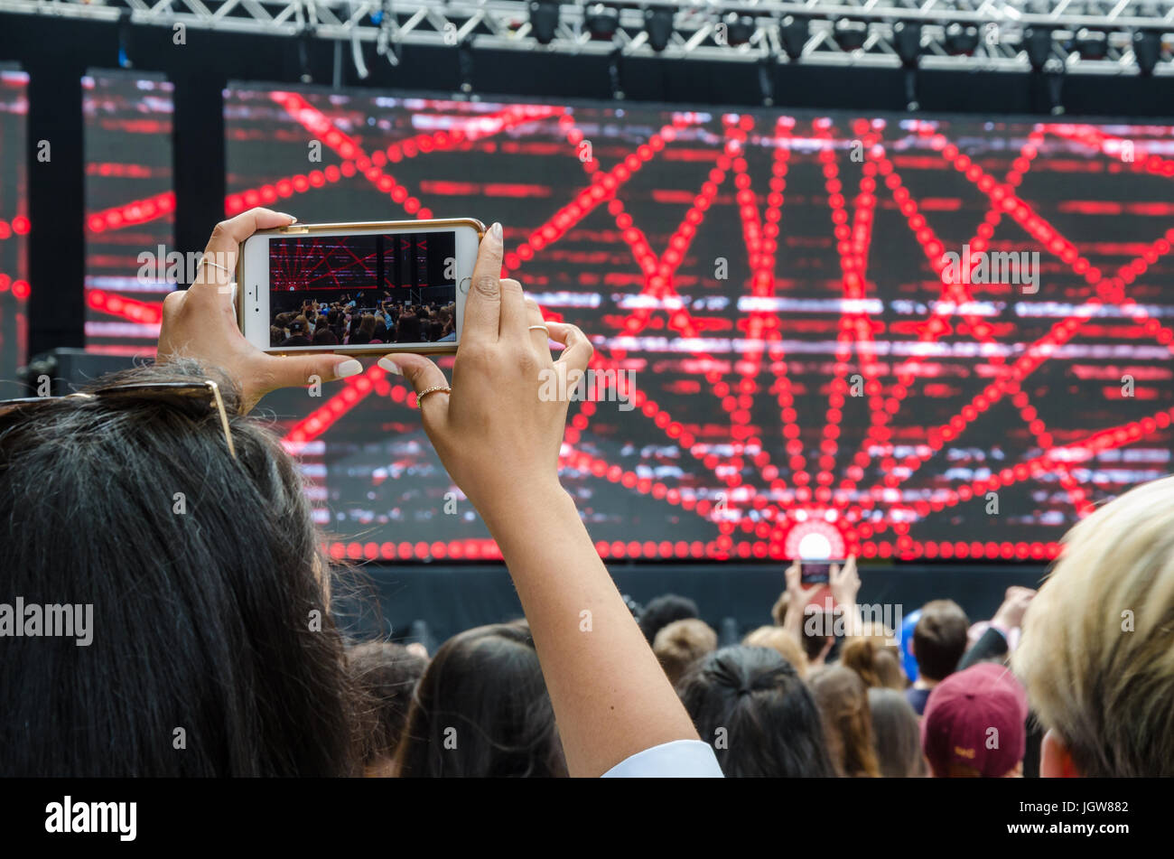 Riprese e foto di incollamento di intrattenimento sul palco del London Festival coreano utilizzando uno smartphone. Foto Stock