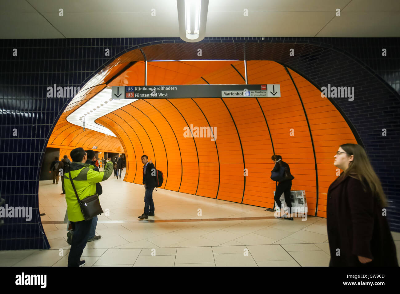 Monaco di Baviera, Germania - 9 Maggio 2017 : persone in transito sulla Marienplatz stazione della metropolitana a piedi attraverso un tunnel di passaggio a Monaco di Baviera, Germania. Circa 350 mi Foto Stock