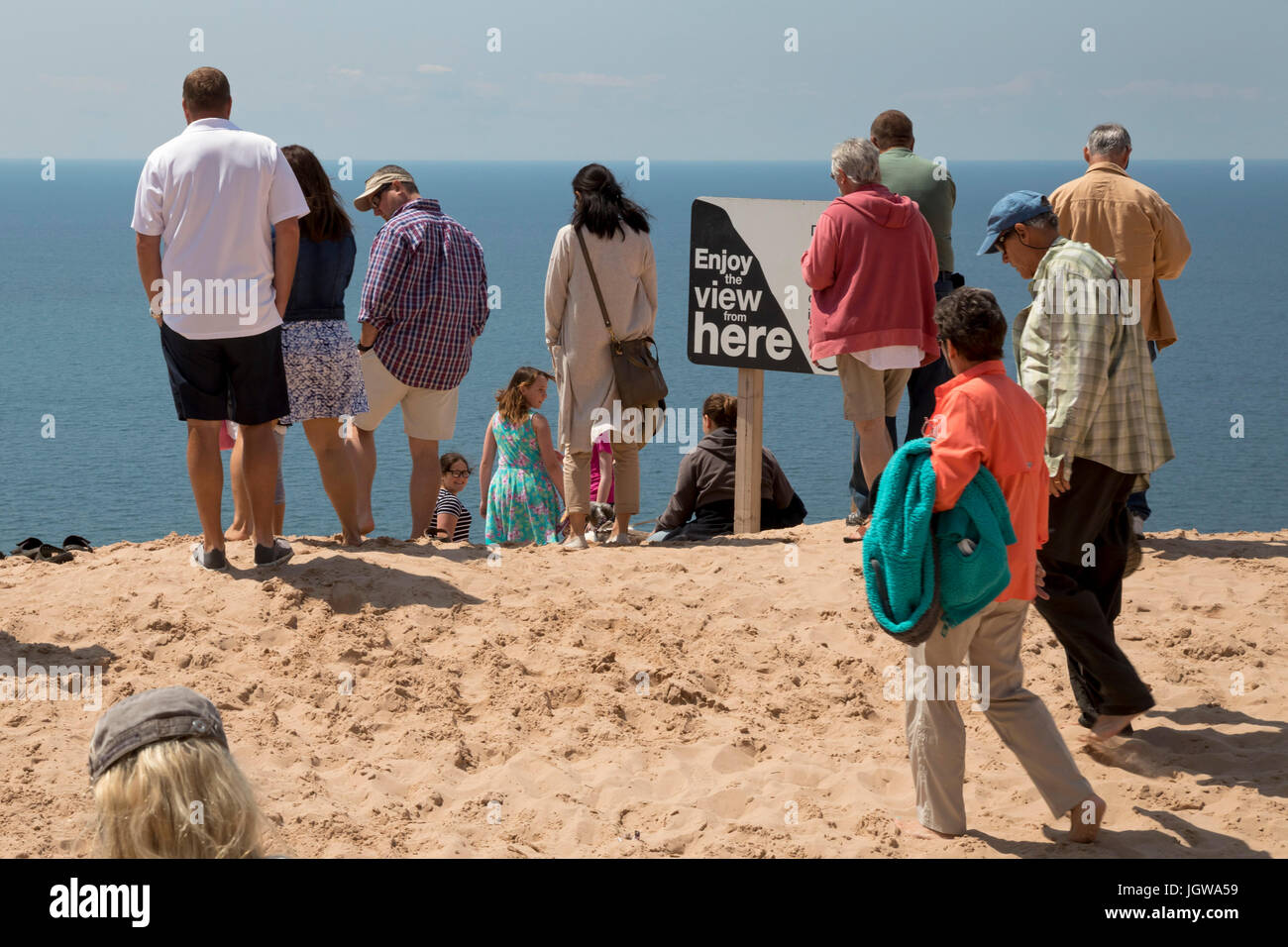 Empire, Michigan - turista a godere la vista da una duna 450 piedi sopra il lago Michigan a Sleeping Bear Dunes National Lakeshore. Foto Stock