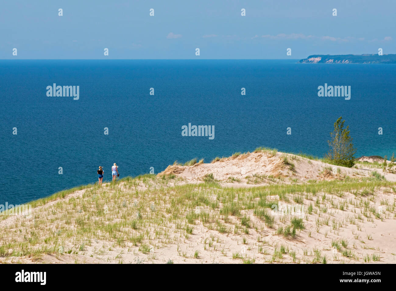 Empire, Michigan - Due donne su una duna di sabbia sopra il lago Michigan Nel Sleeping Bear Dunes National Lakeshore. Foto Stock