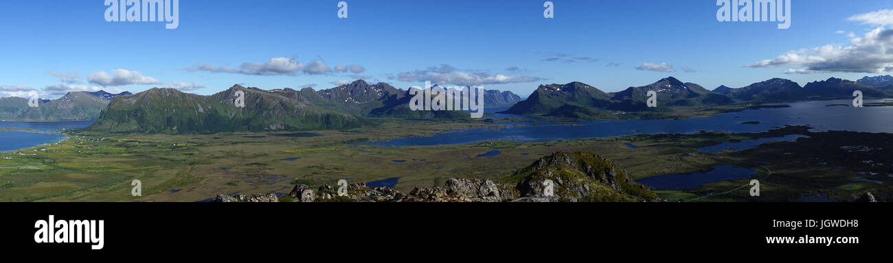 Vista Panorama est a isola Austvagoy dal vertice di Hoven, isola Gimsoya, Lofoten, Norvegia Foto Stock