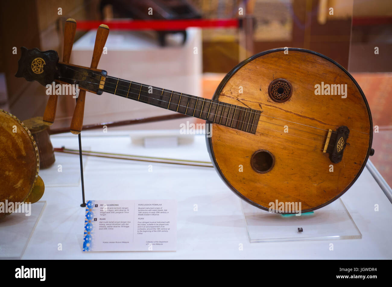 Un vintage chitarra acustica chiamato Ruan sullo schermo durante il Putrajaya Islamico Internazionale di Arte & Cultura Festival. Foto Stock