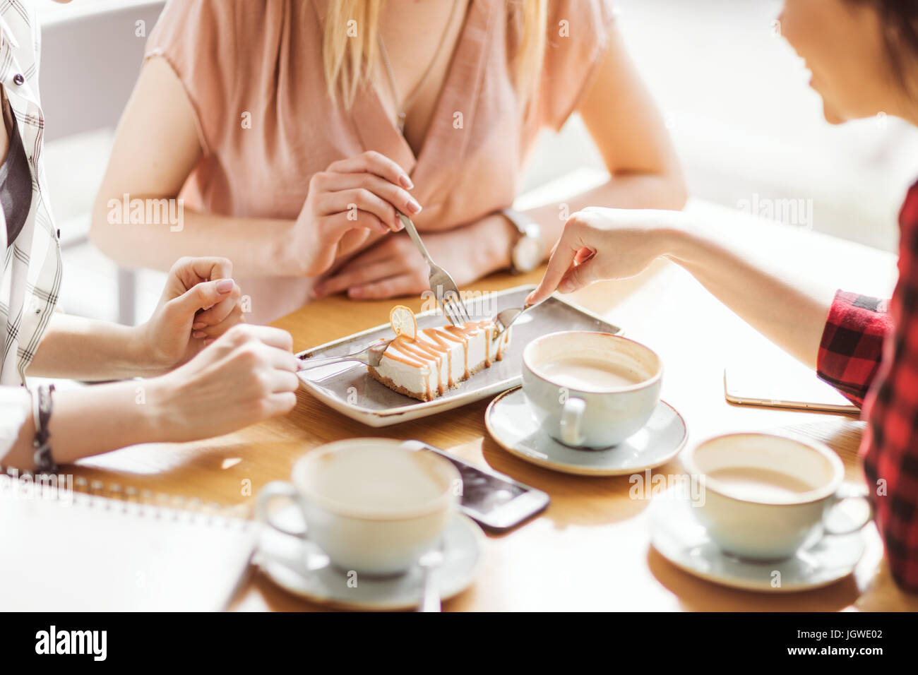 Giovani ragazze torta di mangiare e di bere il caffè al caffè, coffee break Foto Stock