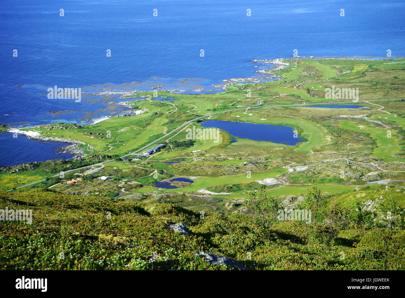 Campo da Golf Links Lofoten visto dalla collina Hoven sull isola Gimsoya tra Hov e Saupstad, Lofoten, Norvegia Foto Stock