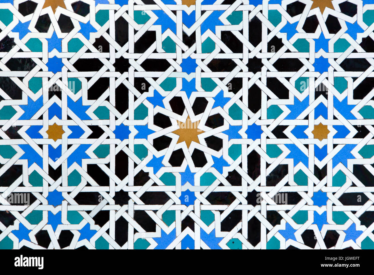 Mosaico geometrico costituito da piastrelle smaltate chiamato Alicatados sulla parete nel Patio de las Doncellas (Cortile dei Maiden) nel Palacio mudéjar (Mudéjar Palace) dal XIV secolo nel Real Alcázar de Sevilla a Siviglia, in Andalusia, Spagna. Foto Stock