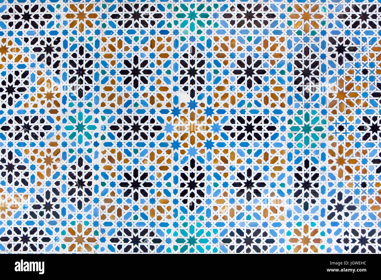 Mosaico geometrico costituito da piastrelle smaltate chiamato Alicatados sulla parete nel Patio de las Doncellas (Cortile dei Maiden) nel Palacio mudéjar (Mudéjar Palace) dal XIV secolo nel Real Alcázar de Sevilla a Siviglia, in Andalusia, Spagna. Foto Stock