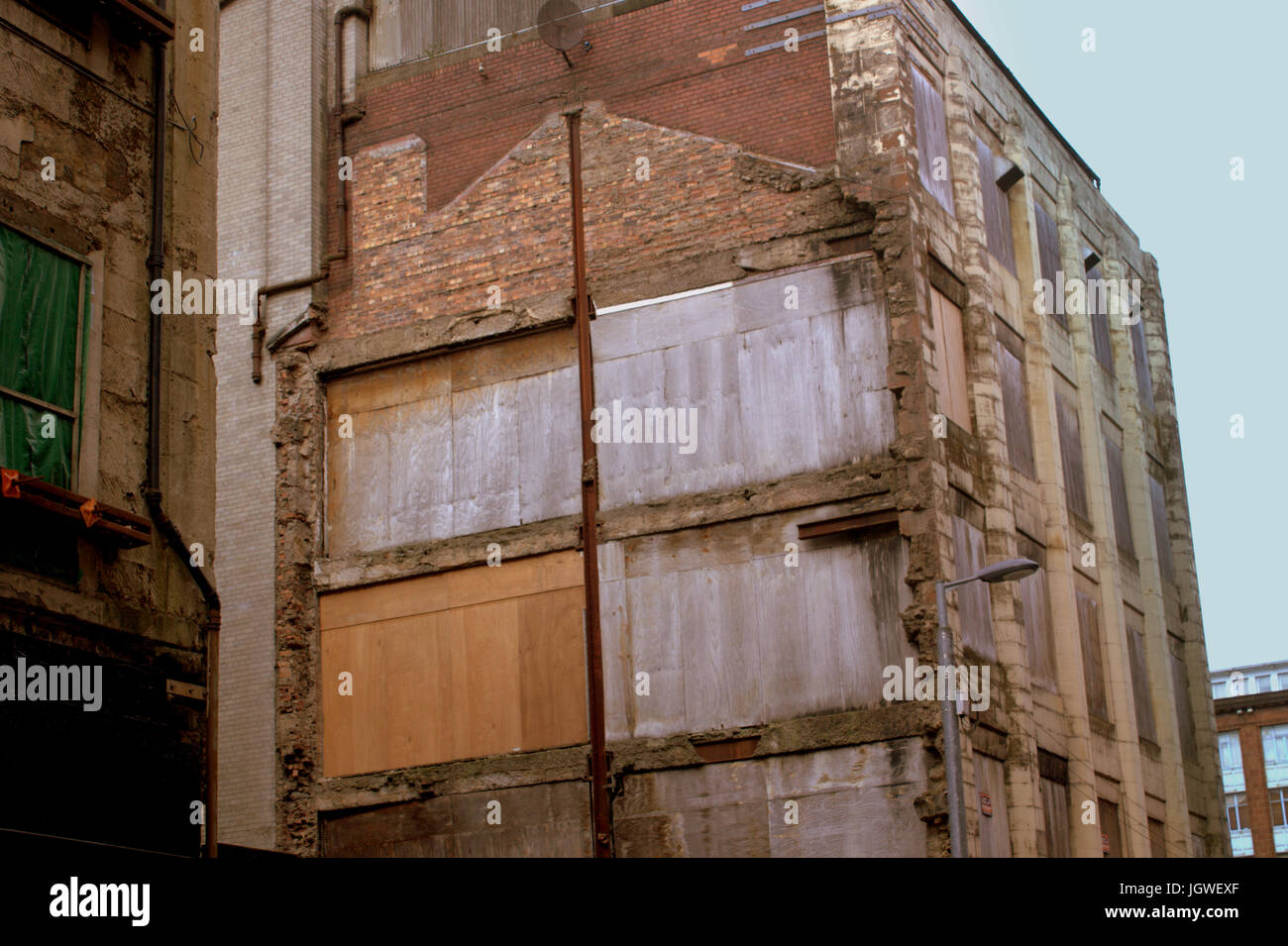 Fatiscenti tenement house con immagine della casa sul suo lato come metafora di un povero mercato di alloggiamento Foto Stock