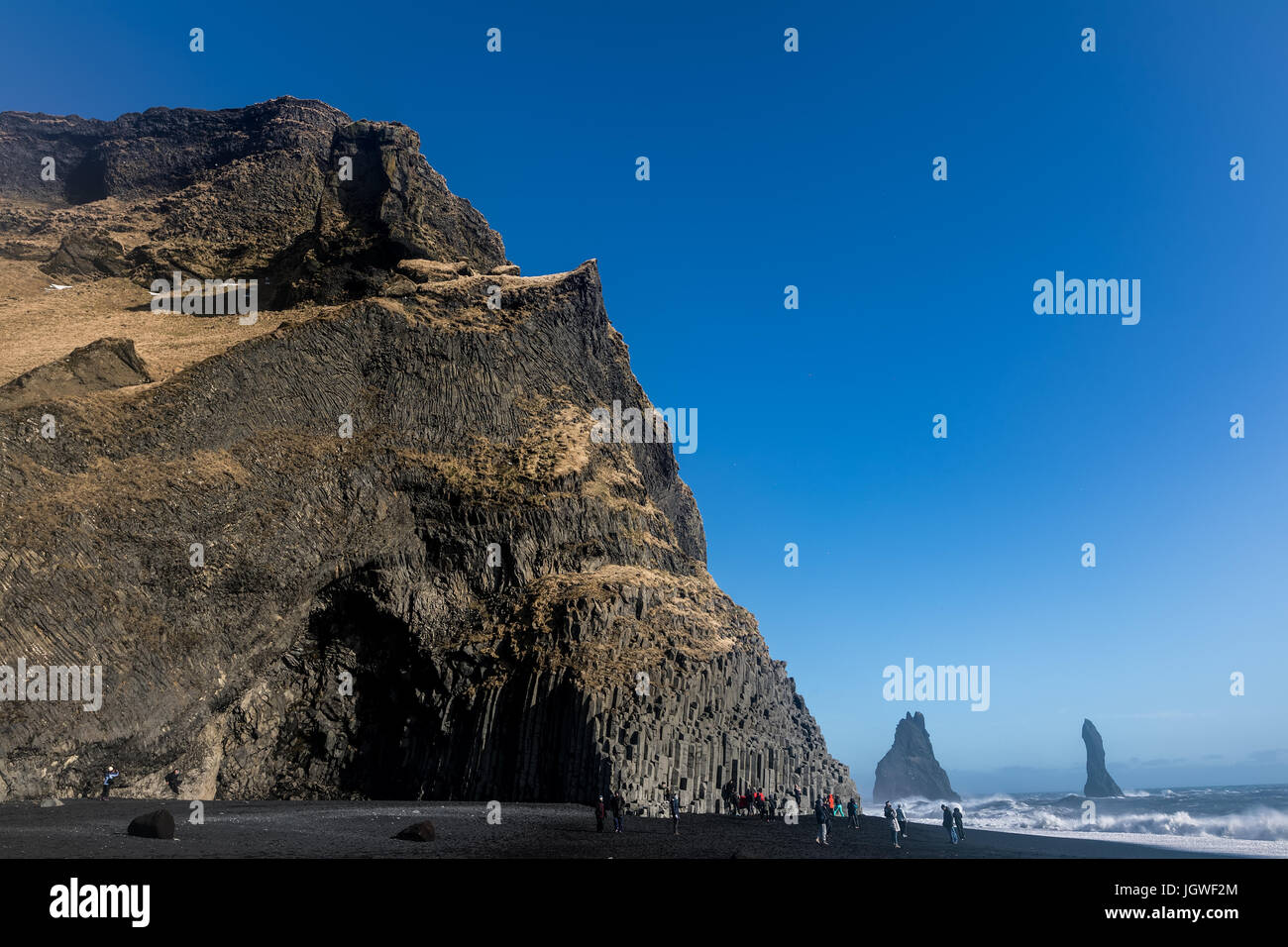 Vik, Islanda - 26 Marzo 2017: Grotta di basalto in corrispondenza di Reynisfjara spiaggia a sud dell'Islanda Foto Stock