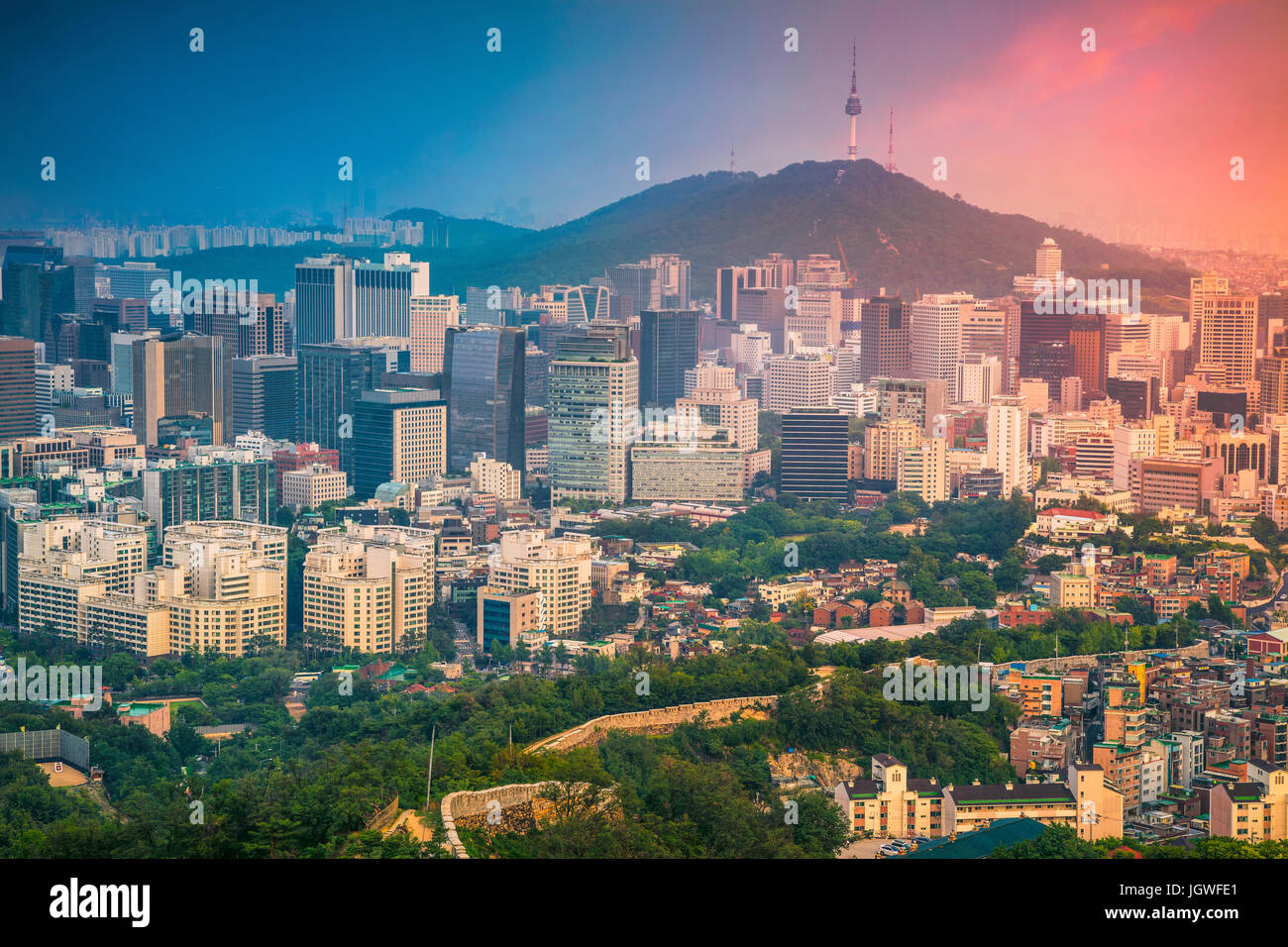 Seoul. Immagine del centro cittadino di Seoul durante il periodo estivo il tramonto. Foto Stock